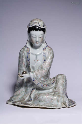 CHINESE PORCELAIN FAMILLE ROSE SEATED GUANYIN