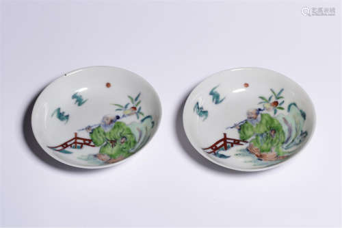 PAIR OF CHINESE PORCELAIN DOUCAI FIGURES DISH