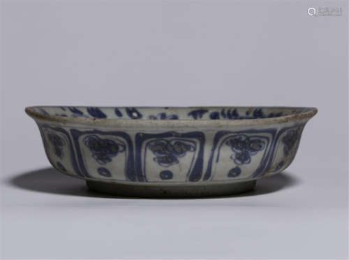 CHINESE PORCELAIN BLUE AND WHITE FLOEWR BOWL