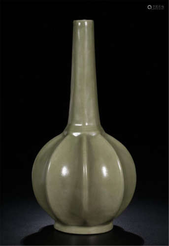 CHINESE PORCELAIN CELADON GLAZE VASE