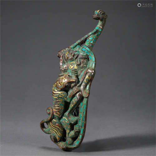 CHINESE TURQUOISE GOLD INLAID BRONE BEAST BELT HOOK