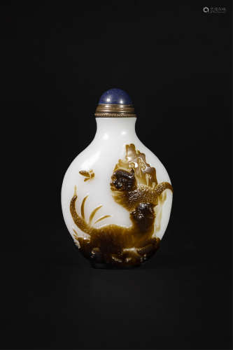 CHINESE PEKING GLASS CAT AND BUTTERFLY SNUFF BOTTLE