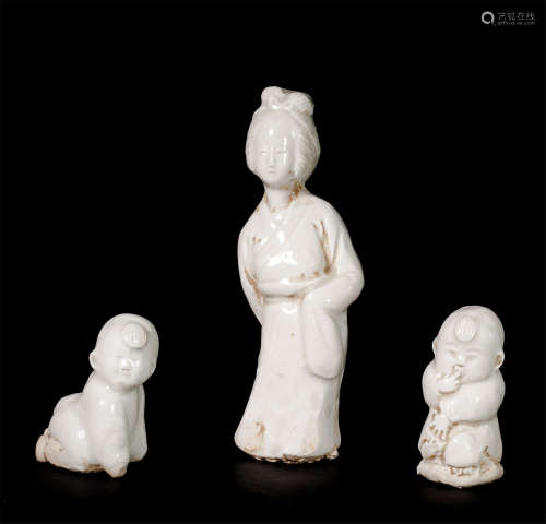THREE CHINESE PORCELAIN DING WARE WHITE GLAZE MOTHER AND BOYS TALBE ITEM