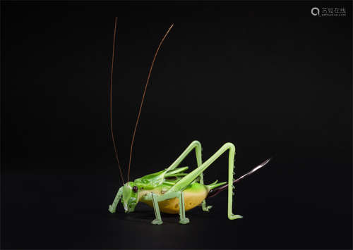 CHINESE PEKING GLASS GRASSHPPER TABLE ITEM