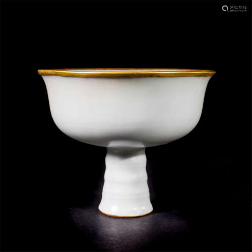 CHINESE PORCELAIN GILT SILVER MOUNTED WHITE GLAZE STEM CUP