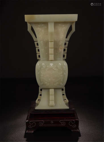 CHINESE CELADON JADE SQURAE GU VASE