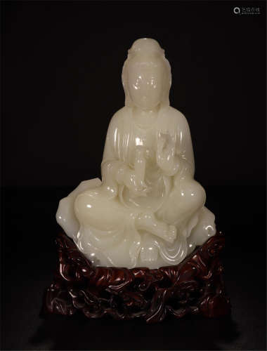CHINESE GREY JADE SEATED GUANYIN ON ROSEWOOD STAND