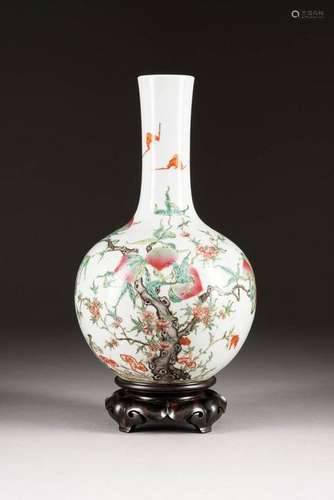 VASE MIT NEUN PFIRSICHEN China, 20. Jh. Porzellan,