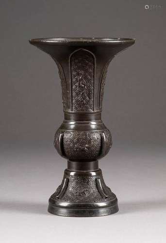 GU-FÖRMIGE VASE China, 19. Jh. Bronze, dunkel