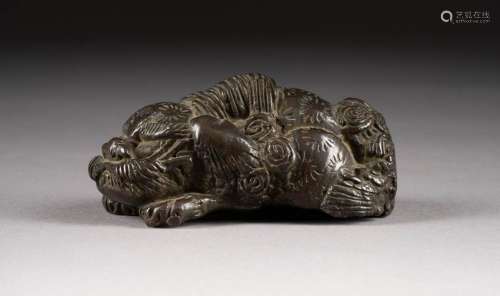 LIEGENDER FO-HUND China, wohl Ming-Dynastie Bronze,