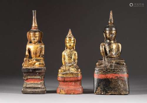 DREI SITZDENDE BUDDHAS Thailand, 19. Jh. Holz, farbig