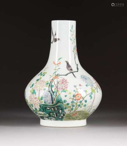 BAUCHIGE VASE MIT GARTENSZENE China, 20. Jh. Porzellan,