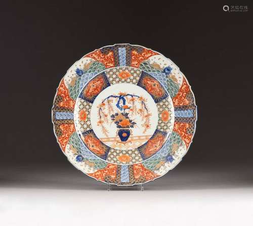 GROßER IMARI-TELLER Japan, um 1900 Porzellan,