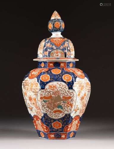 SECHSPASSIGE DECKELVASE Japan, um 1900 Imari-Porzellan,