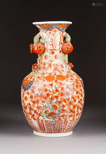 IMARI-VASE MIT VEGETABILEM DEKOR Japan, 20. Jh.