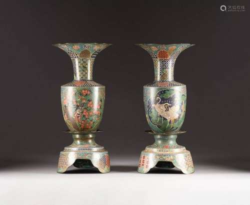 PAAR GEFÜßTE CLOISONNÉ-VASEN Japan,