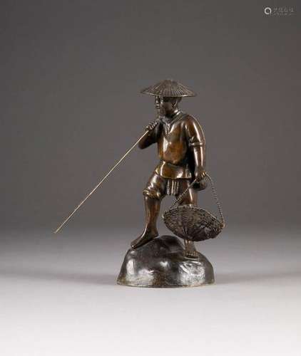 DARSTELLUNG EINES FISCHERS Japan, um 1900 Bronze,