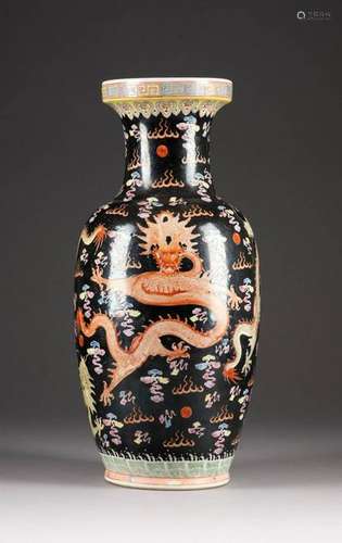 FAMILLE NOIR-VASE MIT FÜNFKRALLIGEN DRACHEN China,