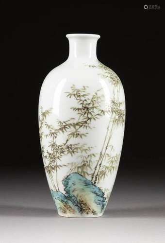 KLEINE VASE MIT BAMBUSDEKOR China, 20. Jh. Porzellan,