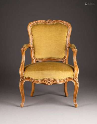 ARMLEHN-FAUTEUIL Frankreich, um 1760 Nussbaum,