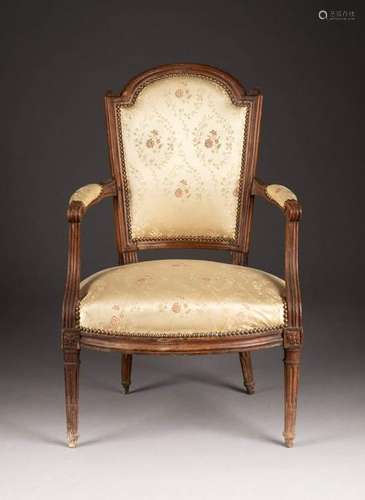 KLASSIZISTISCHES FAUTEUIL Frankreich, um 1785 Nussbaum,