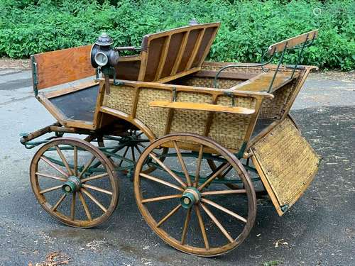 ELEGANTE PFERDE-KUTSCHE Deutsch, um 1900 Holz, Metall,