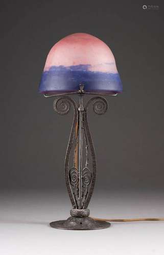 ART-DÉCO-TISCHLAMPE Frankreich, um 1920 Eisen,