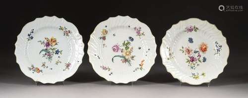 DREI TELLER MIT BLUMENMALEREI Deutsch, Meissen, um 1750