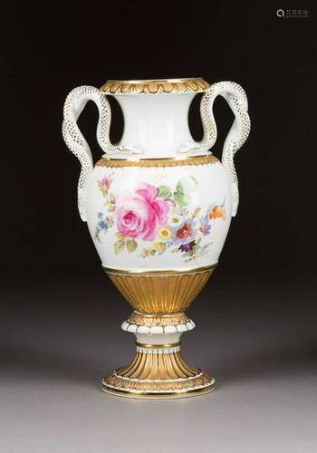 SCHLANGENHENKELVASE MIT BLUMENBOUQUETS Deutsch,