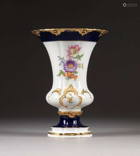 PRUNKVASE MIT BLUMENBOUQUET Deutsch, Meissen, 20. Jh.