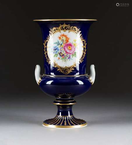 BLAUFOND KRATERVASE MIT BLUMENBOUQUET Deutsch, Meissen,