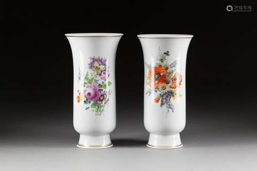 ZWEI GROSSE VASEN MIT BLUMENBOUQUETS Deutsch, Meissen,