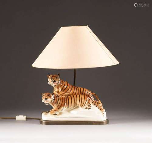 LAMPE MIT FAUCHENDEM TIGERPAAR Deutsch, Sitzendorf, 1.