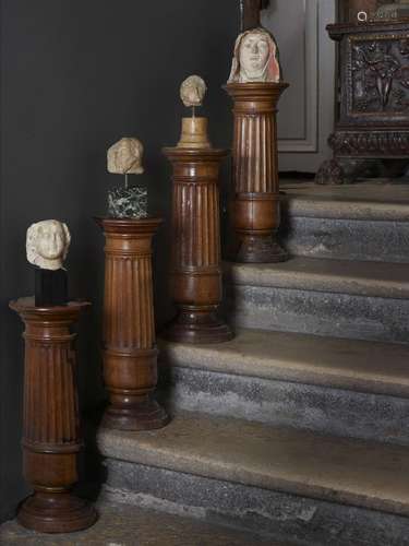 SUITE DE QUATRE COLONNES DE STYLE BAROQUE