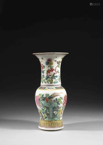 VASE YENYEN EN PORCELAINE FAMILLE ROSE