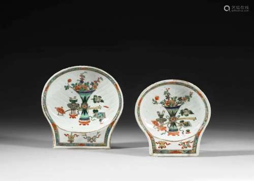 DEUX COUPES EN PORCELAINE FAMILLE VERTE