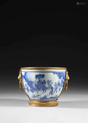 PETITE VASQUE EN PORCELAINE BLEU BLANC MONTEE Chine, dynastie Qing, époque Kangxi (1662-1722)
