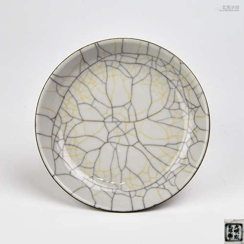 A Chinese Ge-Type Glazed Porcelain Plate