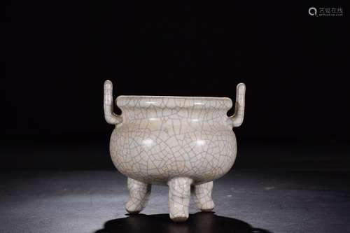 A Chinese Ge-Type Glazed Porcelain Incense Burner