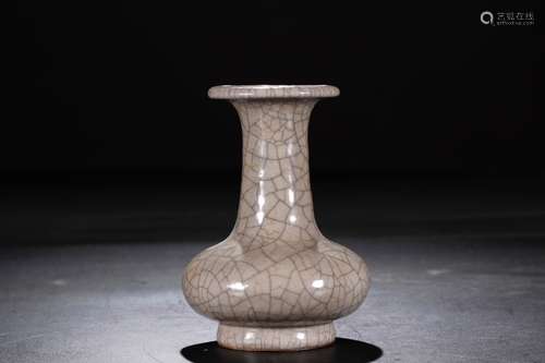 A Chinese Ge-Type Glazed Porcelain Vase