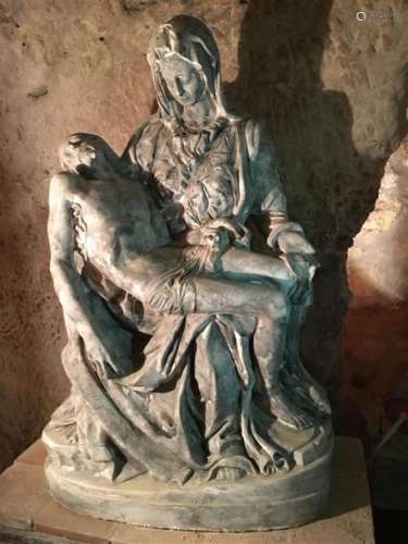 Importante Pieta en pierre sculptée. 103 x 65 x 45…