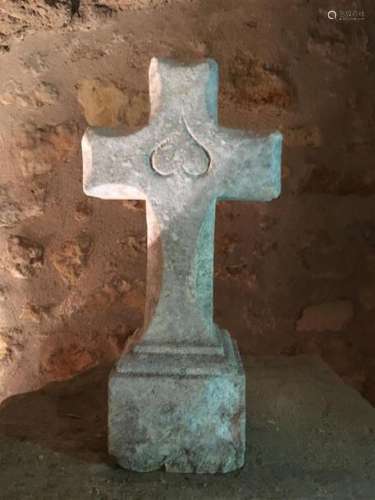 Croix en pierre sculptée à décor d'un coeur à l'en…