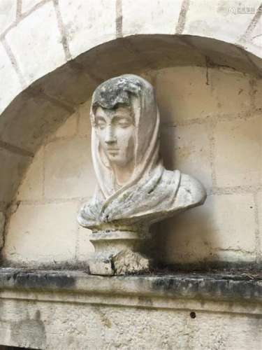 Buste de femme au voile en pierre sculptée. 50 x 3…