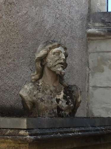 Buste du christ en pierre sculptée. 50 x 43 x 30 c…