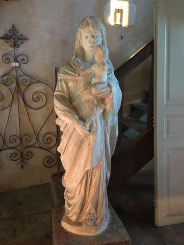 Importante statue en pierre sculptée figurant une …