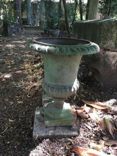 Paire de vases Médicis en fonte à patine verte. H.…