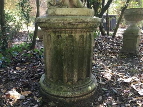 Piédestal circulaire en forme de colonne cannelée.…