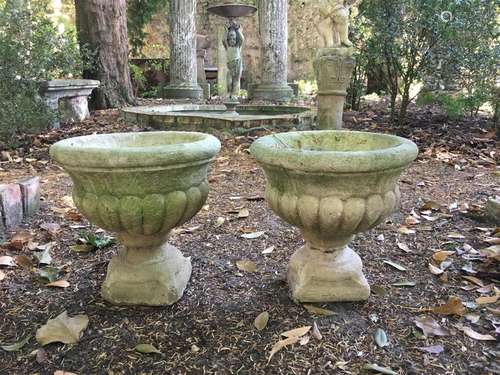 Paire de vases de jardin en pierre reconstituée. S…