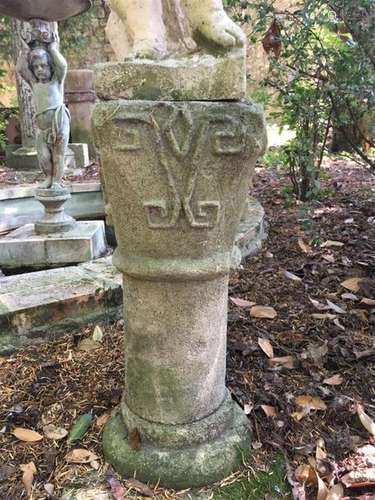 Colonne et chapiteaux en pierre reconstituée à déc…