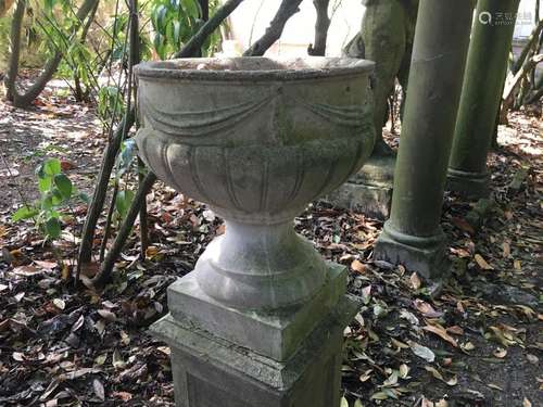 Paire de vases de jardin en pierre reconstituée à …